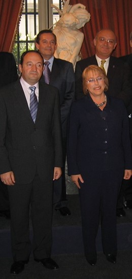 Sanz y Bachelet durante un viaje institucional en 2006