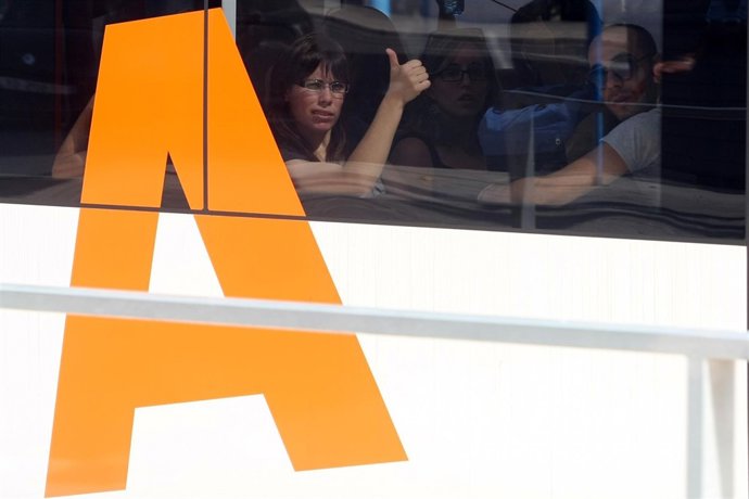 Viajeros en uno de los convoyes del TRAM de Alicante