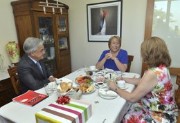 La presidenta electa de Chile, M. Bachelet, con el actual mandatario, S. Piñera.