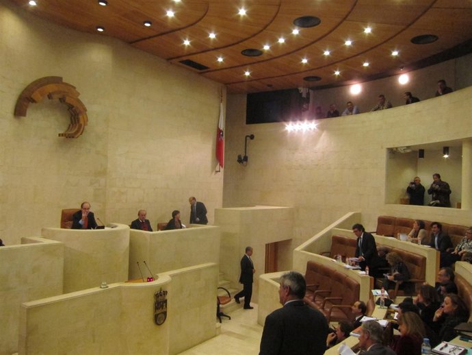 Enfrentamiento entre Eduardo Van den Eynde (PP) y Juan Guimerans (PSOE)