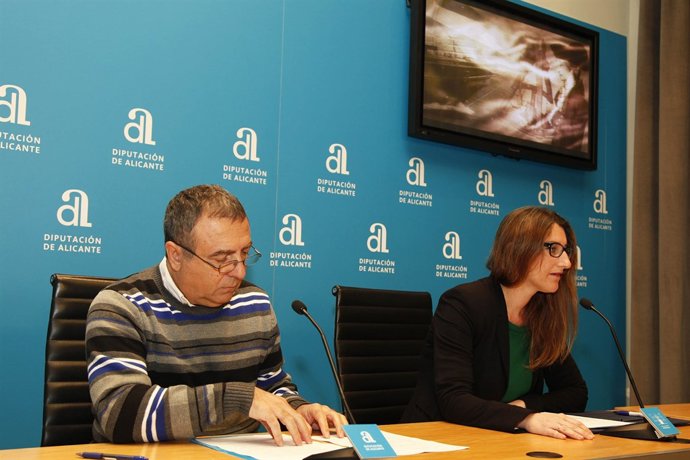 Joan Vicent Hernández junto  a la diputada provincial María Carmen de España
