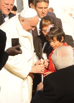 El Papa Francisco bendice el bastón de Lucía