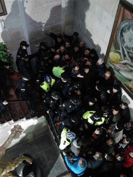 Trabajadores de La Alcoyana y Masatusa intentan acceder al salón de plenos 