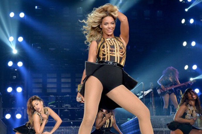 LOS ANGELES, CA - DECEMBER 03:  Entertainer Beyonce performs on stage during "Th