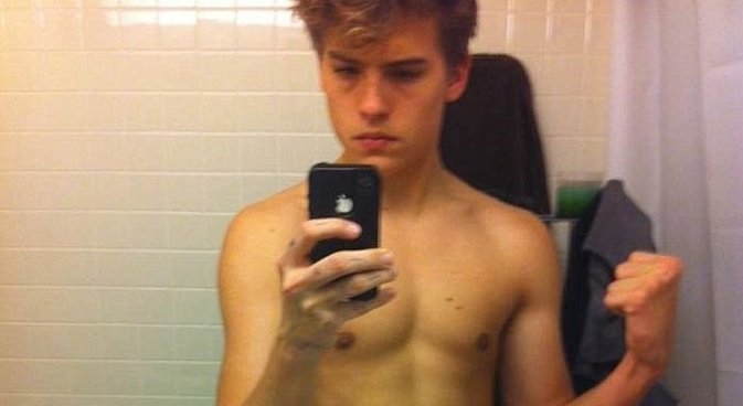 Dylan Sprouse desnudo calzoncillo el gemolo de zack y cody