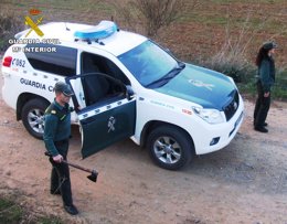 Un guardia civil, con el hacha intervenida