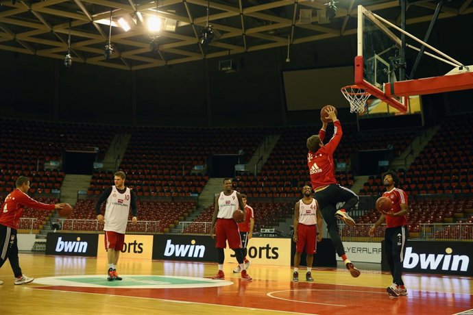 Javi Martínez muestra sus habilidades al baloncesto