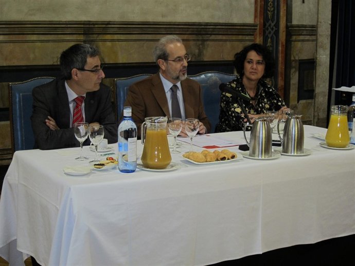 Hernández (c), junto a Domínguez y Serrano en el desayuno navideño con medios