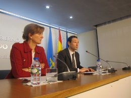Martínez, con la consejera de Bienestar Social, en la rueda de prensa. 