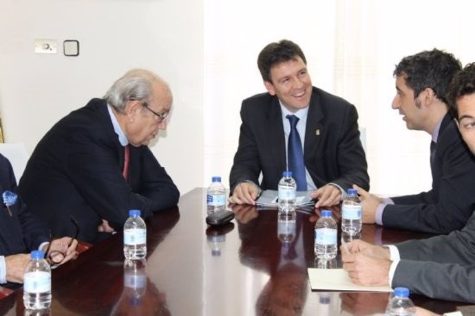 Reunión del alcalde de Alhama con Samper y Cruz, entre otros