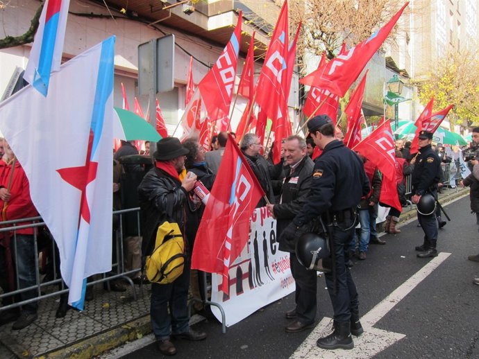 Protesta de sindicatos frente al Parlamento de Galicia