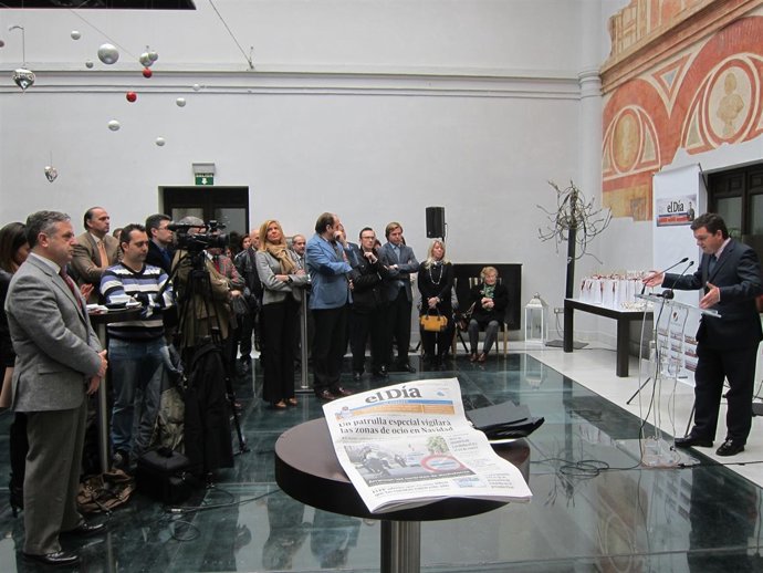 Fuentes (izda.) y el resto de asistentes atienden a Pérez-Bustamante (dcha.)