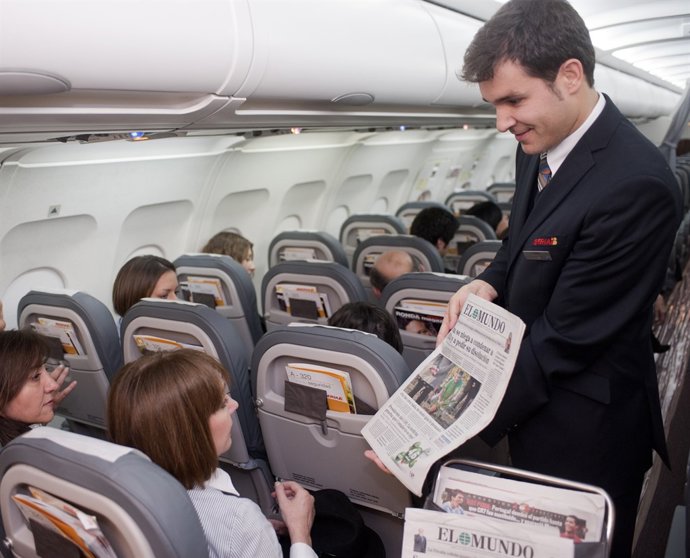 Tripulante de Cabina atendiendo a pasajero de avión