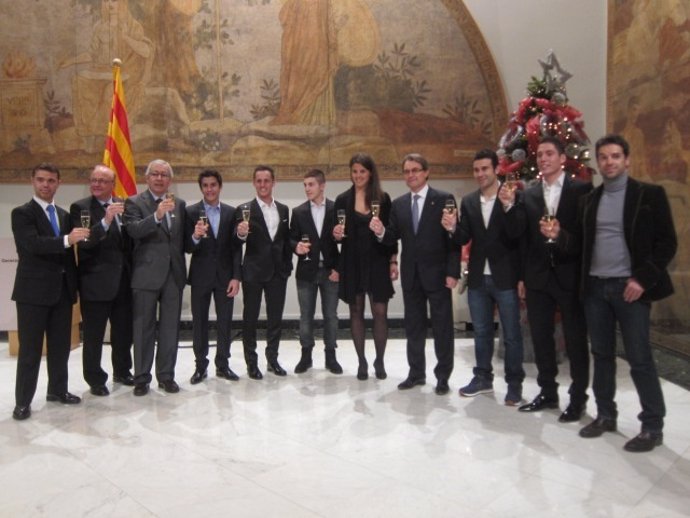 Pte.Artur Mas con los campeones catalanes de motociclismo