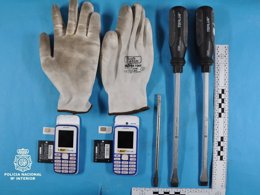 Efectos ocupados a los dos menores detenidos.