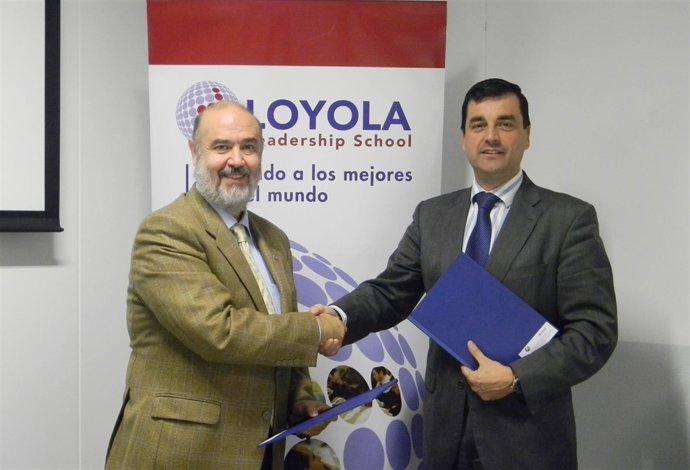 El director ejecutivo de Loyola y el decano de Ciccp en la firma del acuerdo