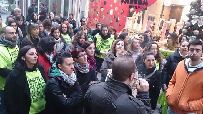 Los trabajadores de Konecta junto a la sede del ORECLA