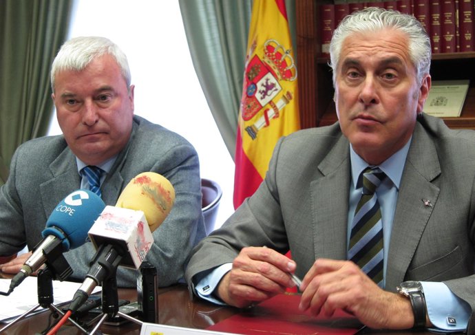 Gustavo Alcalde y Antonio Suárez tras la Junta de Seguridad en la Delegación