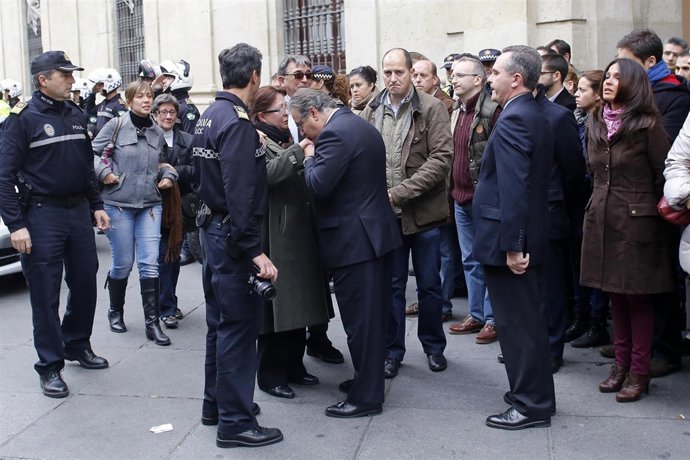 Llegada del féretro con los restos mortales del joven policía local.