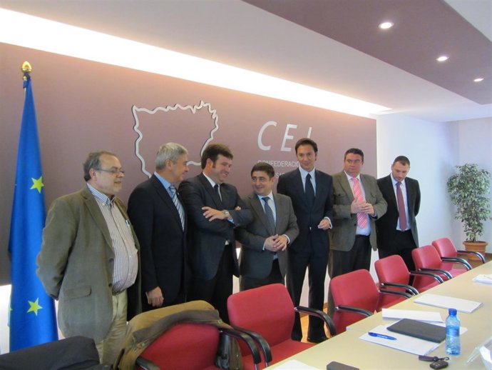 Torres y Reyes,  en el centro, tras la junta directiva de la CEJ.