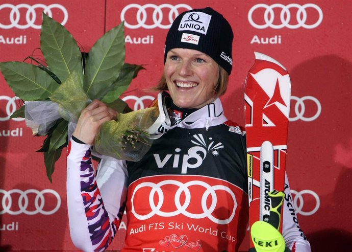 Marlies Schild Celebra Una Victoria En El Podio