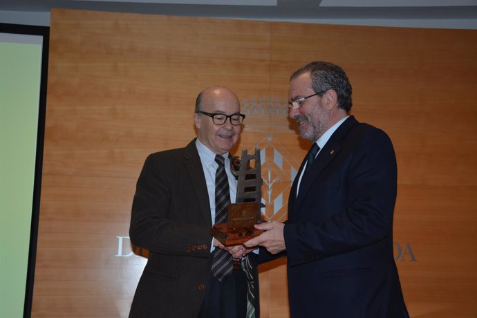 J.Reñé (Diputación de Lleida) entrega el premio LO a J.Serra Farré