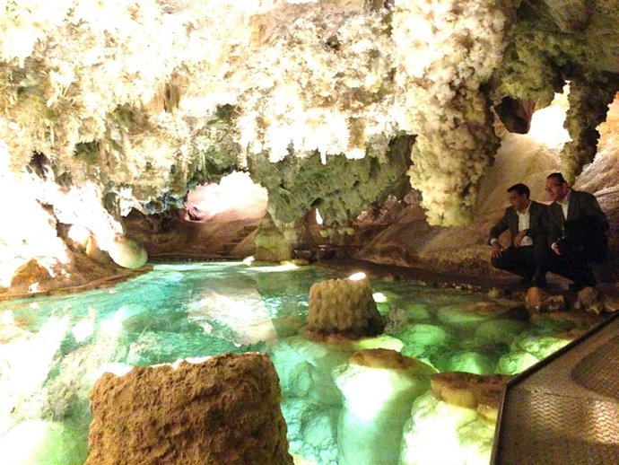 Visita del presidente de la Diputación de Huelva a la Gruta de las Maravillas
