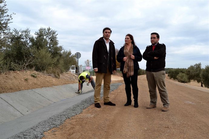 Lorite (izda.) visita las obras en la carretera CO-4301