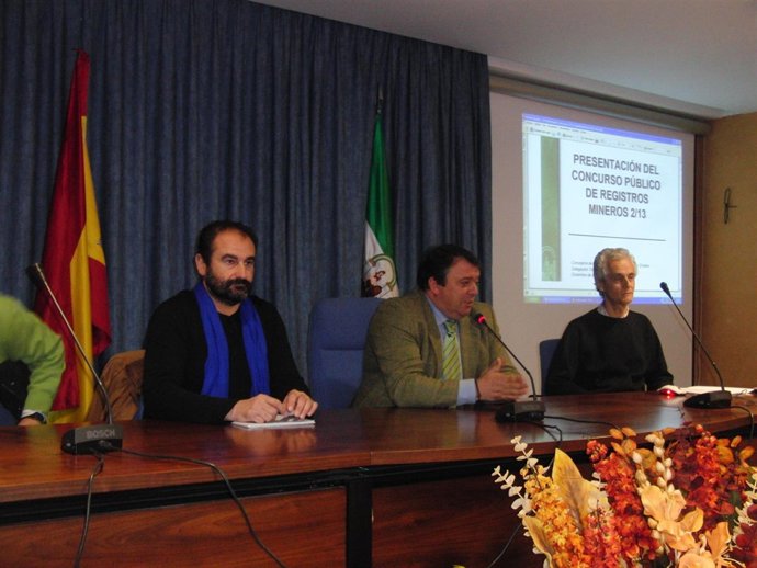 Eduardo Muñoz presenta a los ayuntamientos el nuevo concurso minero. 