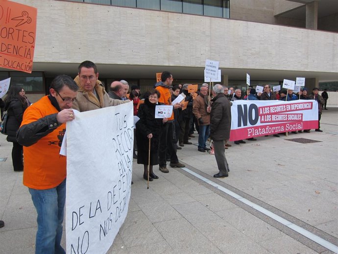 Manifestantes reclaman ante las Cortes las partidas para Dependencia