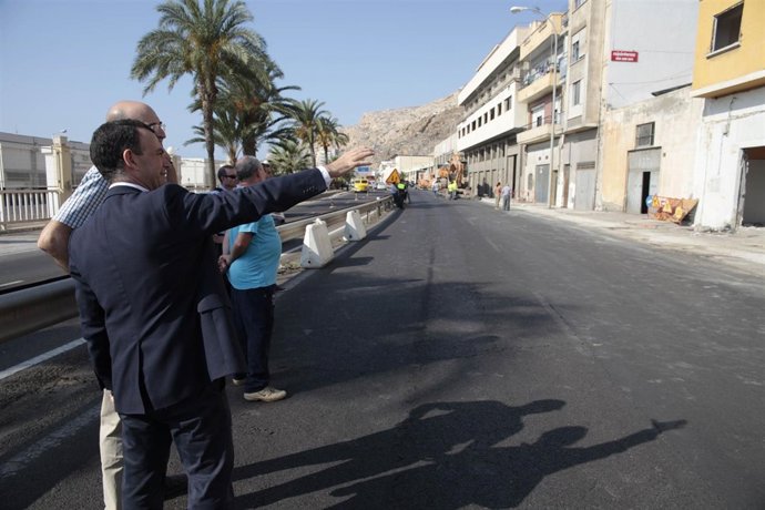 Venzal supervisa las obras de demolición de naves industriales