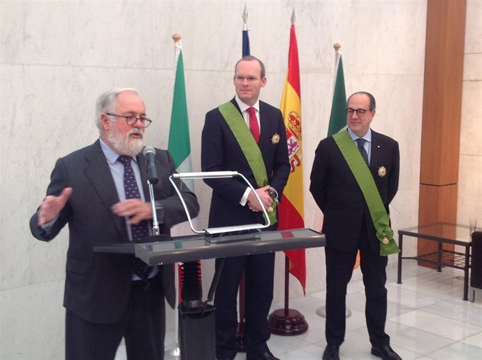 Arias Cañete entrega condecoraciones 