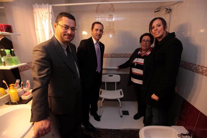 El alcalde de Sabadell visita un piso reformado con ayudas públicas