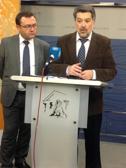 El diputado del PSOE Javier Barrero, a la derecha