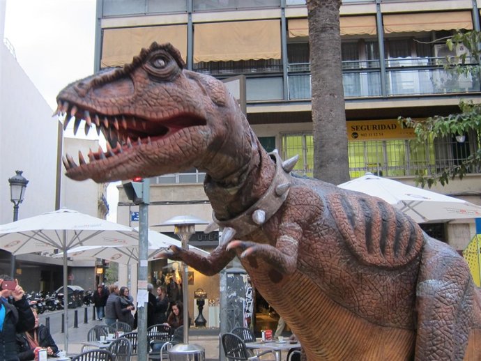 Dinosaurio del espectáculo 'Aventuras en el Jurásico' por las calles de Valencia