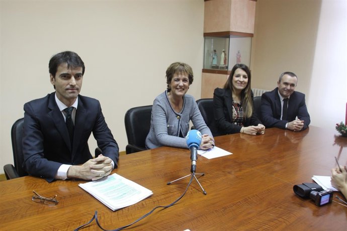 Representantes de La Caixa y el Ayuntamiento de Estella en la rueda de prensa