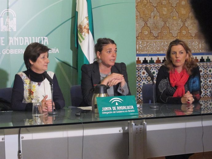 Elena Cortés, en rueda de prensa en Almería