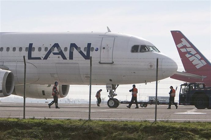 Un avión de LAN y otro de TAM estacionados en el aeropuerto de Santiago
