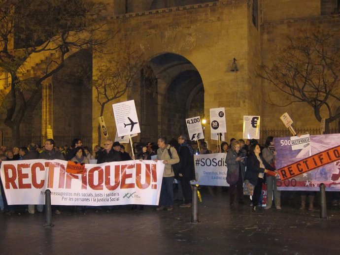 Entidades sociales con pancartas