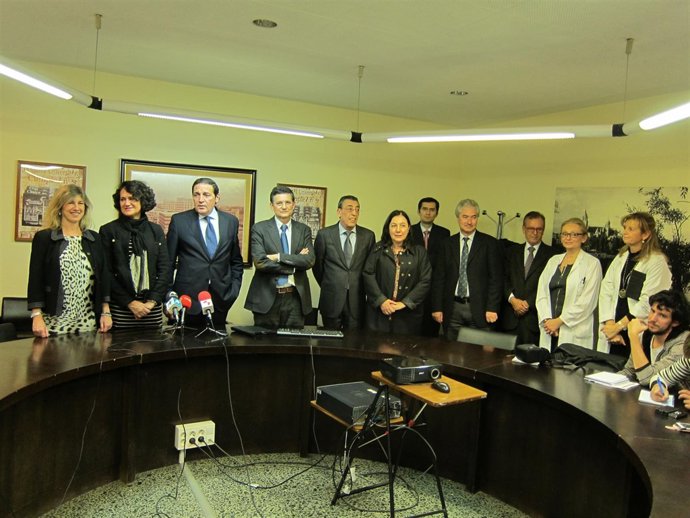 Sáez Aguado junto a representantes de instituciones e investigadores.