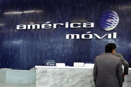 El logo de América Móvil en la recepción de su casa matriz en Ciudad de México, 
