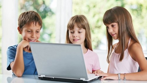 Niños menores utilizando Internet ordenador redes sociales