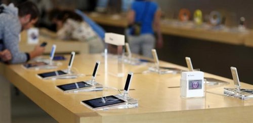 Los modelos iPhone 5 de Apple son mostrados en una tienda de la compañía en Pasa