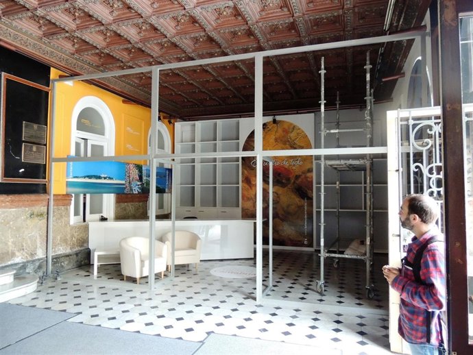 Oficina de turismo en el hall del Ayuntamiento de Torrelavega