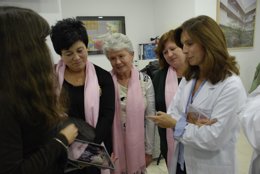 Las señoras del grupo Mucho X Vivir del Alcantarilla muestran su calendario 