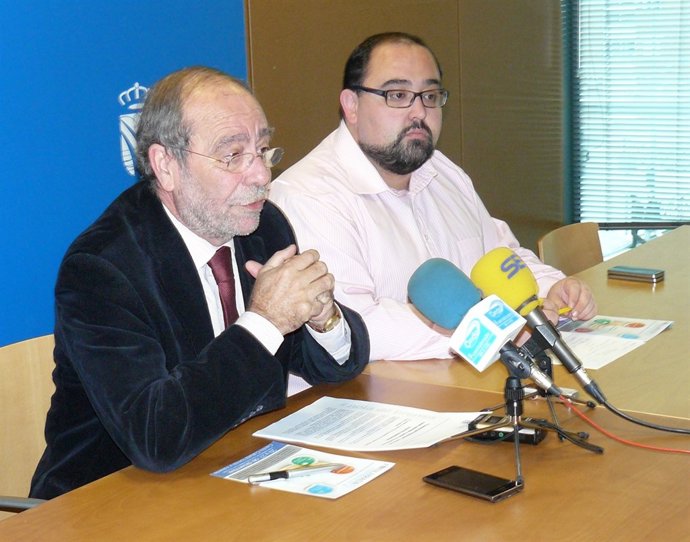 El alcalde de Fuenlabrada junto al concejal de Empleo, hoy, en rueda de prensa