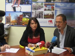 María Sánchez y Manuel Saravia, en rueda de prensa.