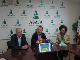Donaciano Dujo, en el centro, durante la rueda de prensa celebrada hoy.