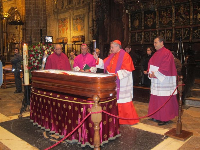 L.M.Sistach dirige una oración ante el féretro de R.M.Carles