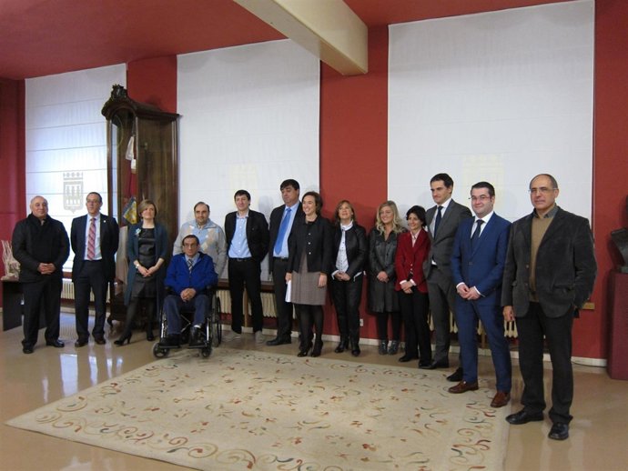 Gamarra, con ediles y  miembros del CERMI, tras dar a conocer la Medalla